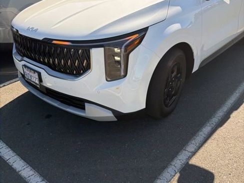 Used 2026 Kia Carnival image 2