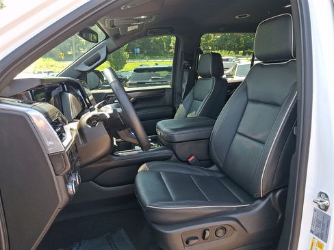 Used 2025 GMC Yukon Elevation w/ LPO, Yukon Black Package AWD/4WD image 15