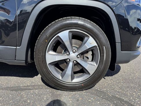 Used 2019 Jeep Cherokee Limited AWD/4WD image 9