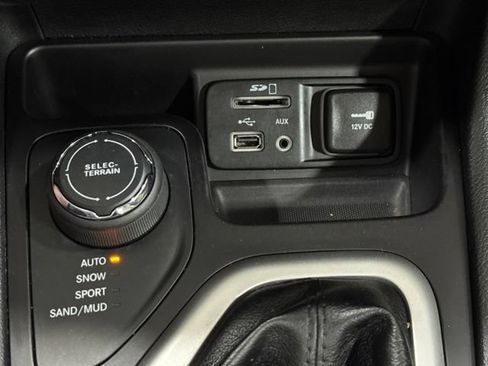 Used 2016 Jeep Cherokee Sport AWD/4WD image 16