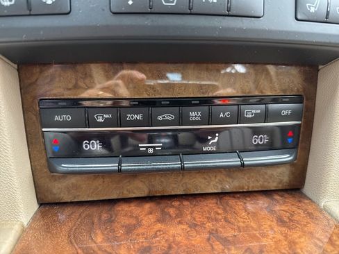 Used 2010 Mercedes-Benz E 550 4MATIC Sedan image 35