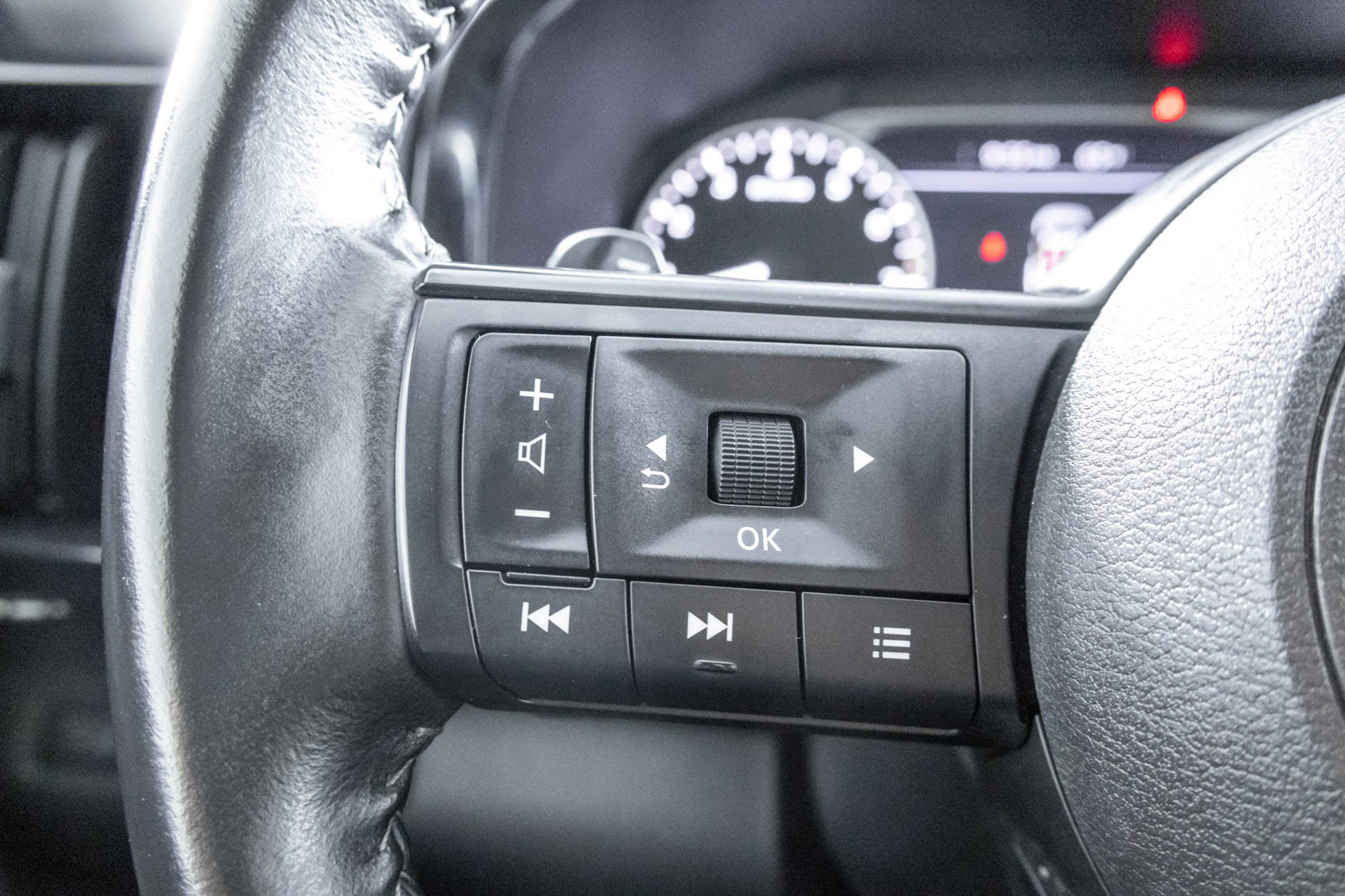 Used 2024 Nissan Pathfinder SV AWD/4WD image 25