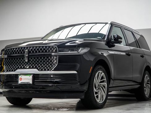 Used 2025 Lincoln Navigator Reserve image 9