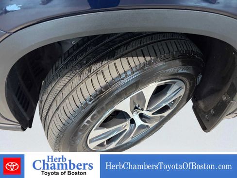 Used 2024 Toyota Highlander XLE AWD/4WD image 9