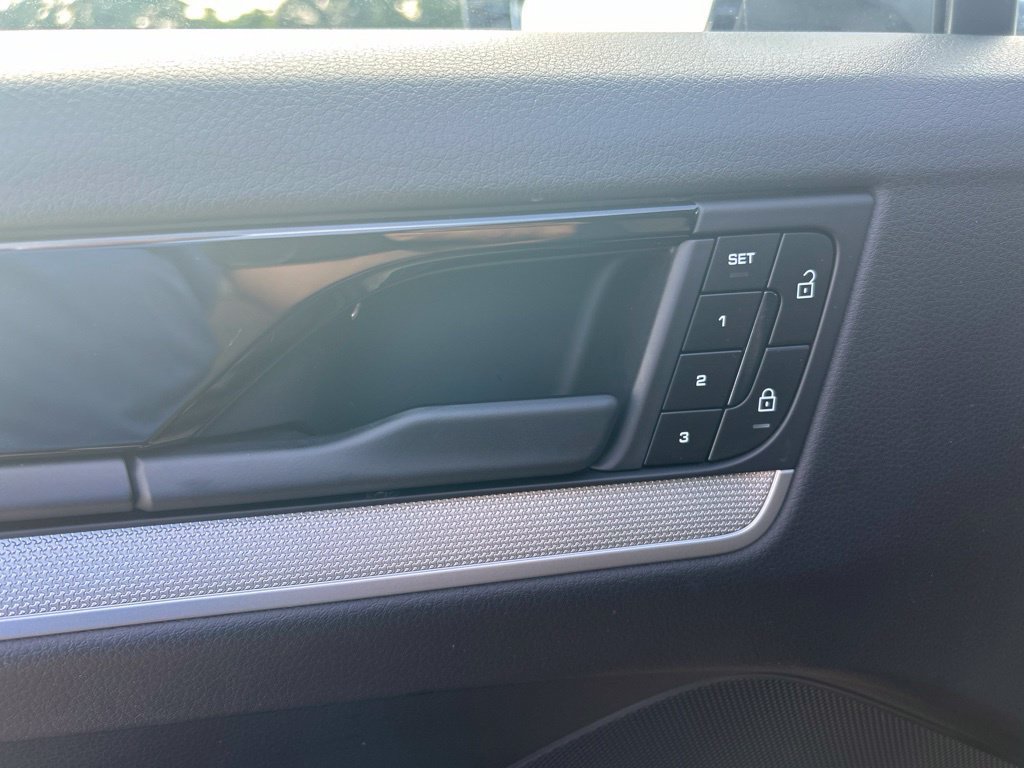 Used 2025 Porsche Cayenne AWD/4WD image 37