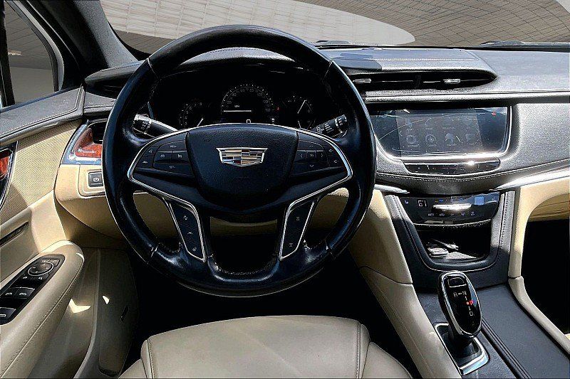 Used 2018 Cadillac XT5 Luxury w/ Driver Awareness Package FWD image 4