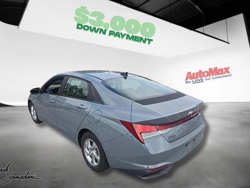Used 2021 Hyundai Elantra SE image 3