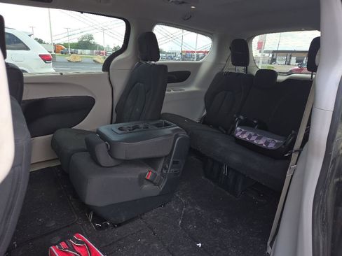 Used 2019 Chrysler Pacifica Touring Plus w/ Tire & Wheel Group FWD image 11