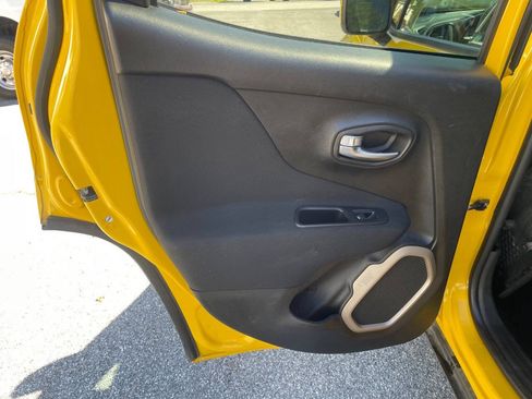 Used 2017 Jeep Renegade Latitude AWD/4WD image 18