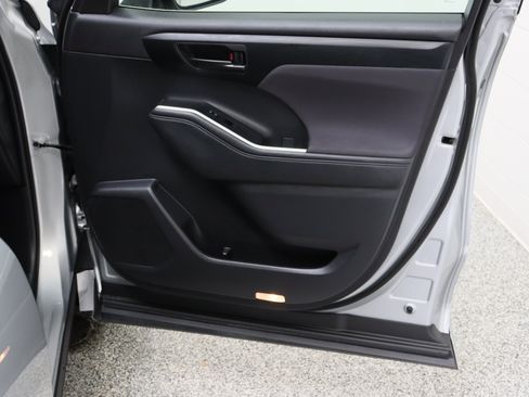Certified 2025 Toyota Highlander LE FWD image 37