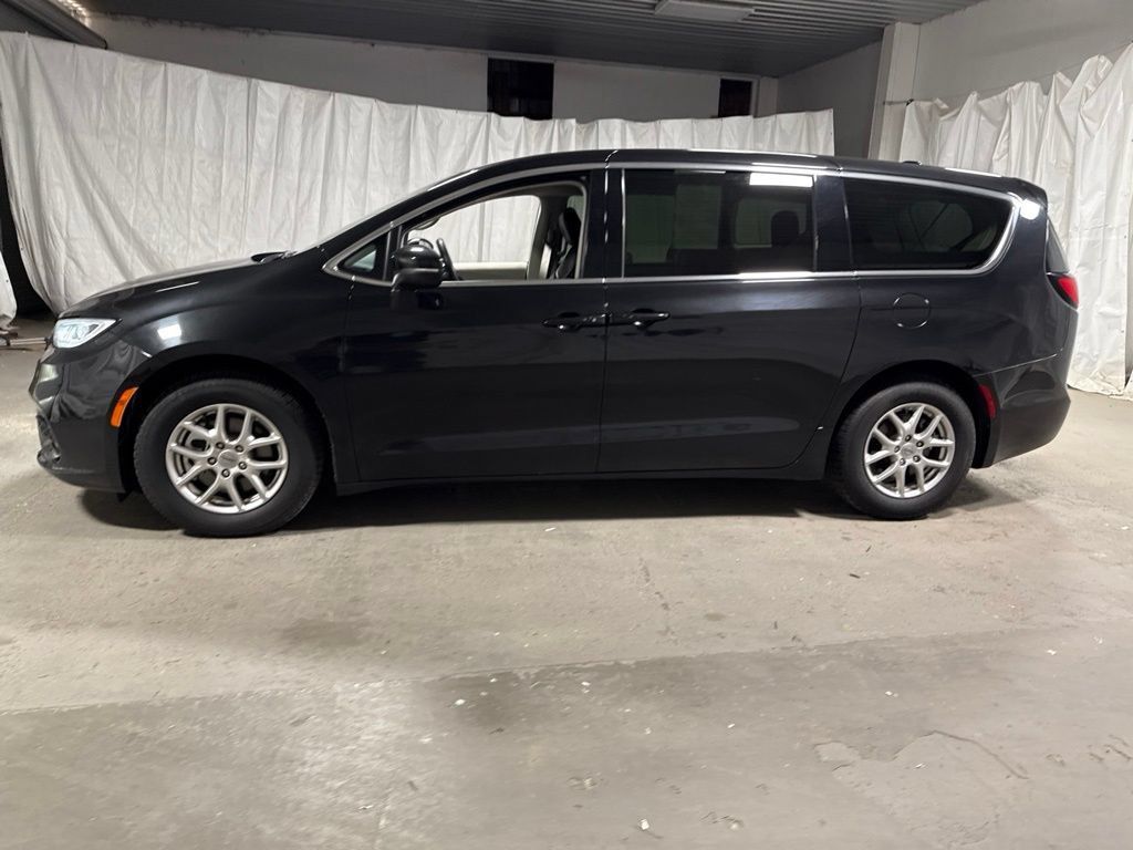 Used 2023 Chrysler Pacifica Touring-L FWD image 4