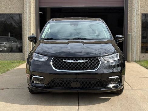 Used 2024 Chrysler Pacifica Touring-L image 2