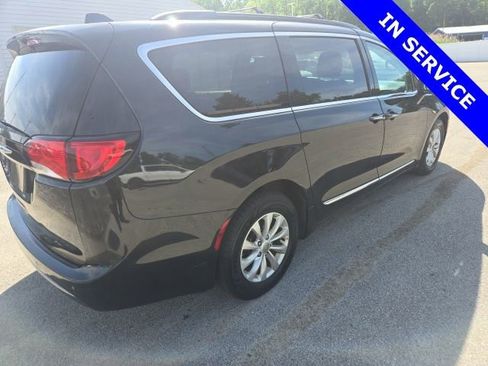 Used 2017 Chrysler Pacifica Touring-L FWD image 8