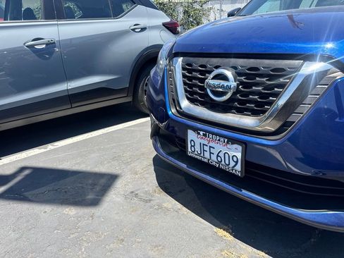 Certified 2019 Nissan Kicks SR FWD image 1