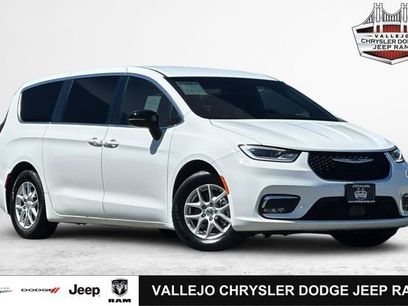Used 2025 Chrysler Pacifica Select
