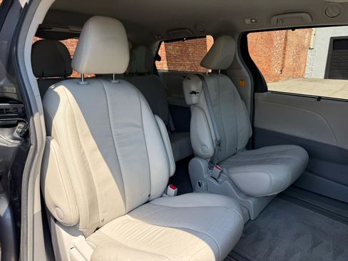 Used 2013 Toyota Sienna XLE w/ Entertainment Pkg FWD image 8