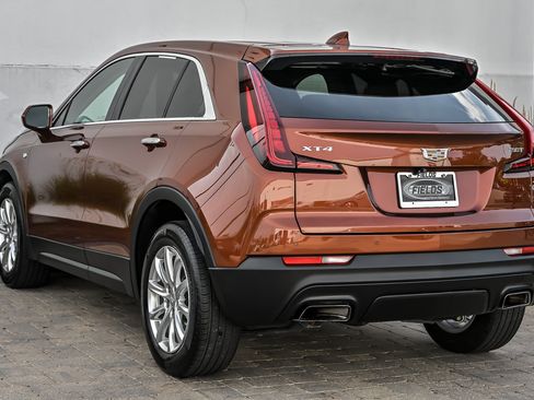 Used 2019 Cadillac XT4 Luxury w/ Cold Weather Package FWD image 11