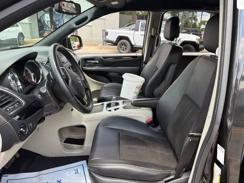 Used 2019 Dodge Grand Caravan SXT FWD image 3