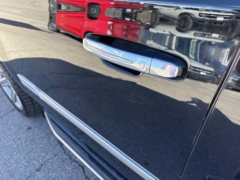 Used 2019 Cadillac Escalade ESV Premium Luxury image 10