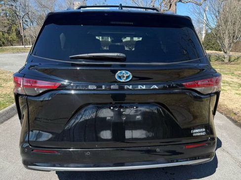 Used 2021 Toyota Sienna Limited image 8