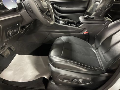 Used 2022 Jeep Grand Cherokee Limited 4xe image 10