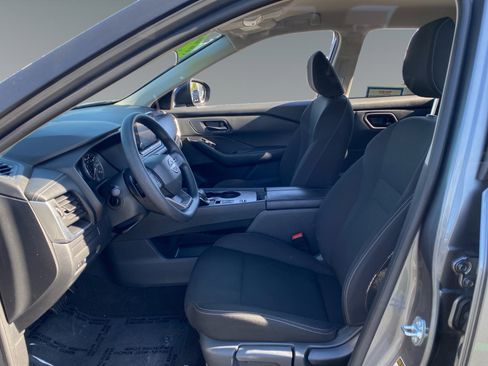 Used 2025 Nissan Rogue S FWD image 9
