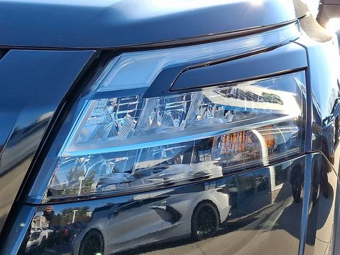 Used 2022 Nissan Pathfinder S image 9