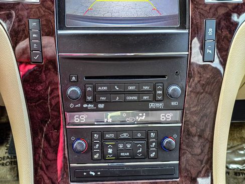Used 2014 Cadillac Escalade Luxury AWD/4WD image 18