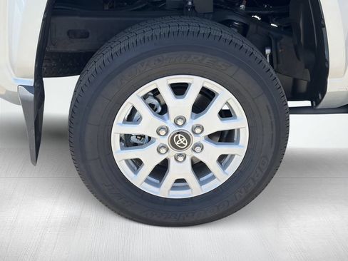 Certified 2025 Toyota Tacoma SR5 AWD/4WD image 15