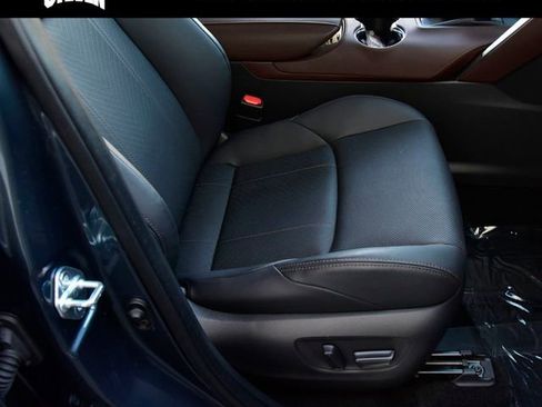 Used 2021 Toyota Venza image 15