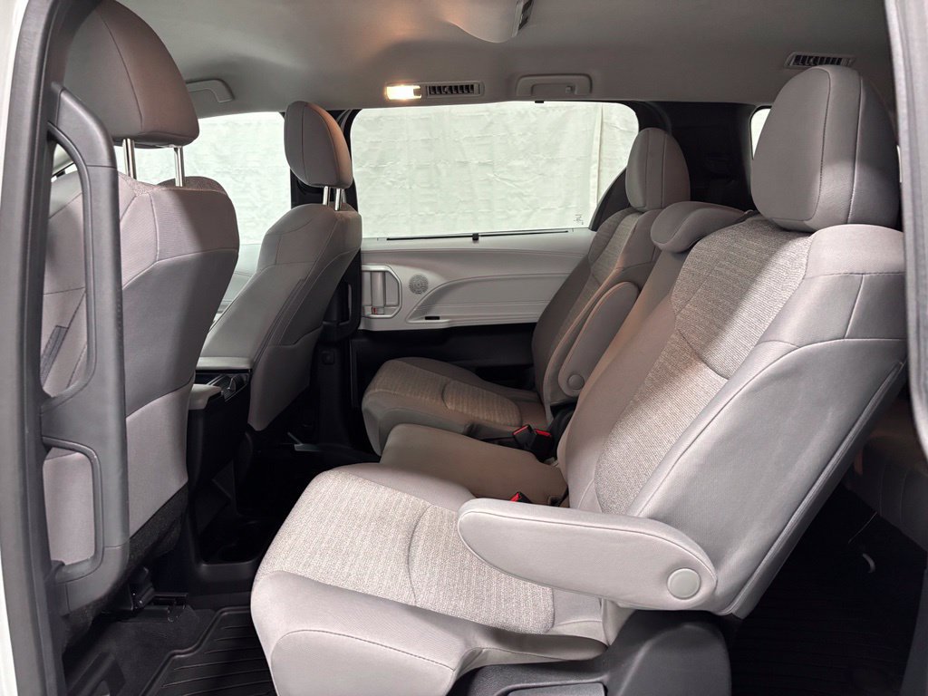 Used 2026 Toyota Sienna LE FWD image 48