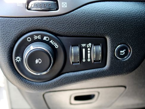 Used 2020 Jeep Cherokee Limited image 19