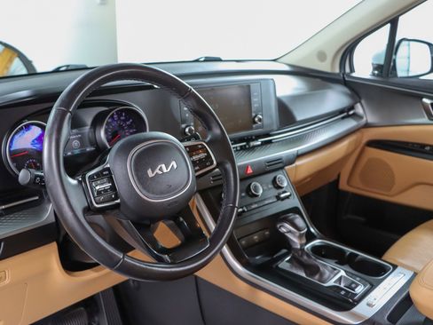Used 2024 Kia Carnival LX FWD image 22
