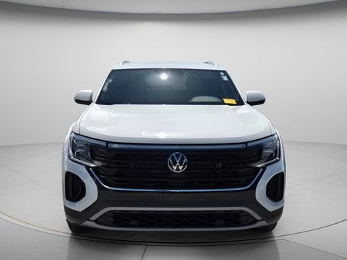 Certified 2024 Volkswagen Atlas Cross Sport SE FWD image 3