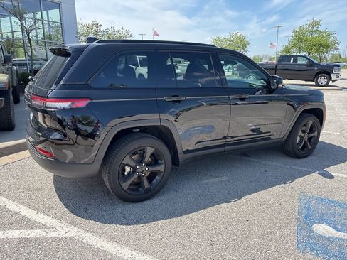 New 2025 Jeep Grand Cherokee Altitude AWD/4WD image 28