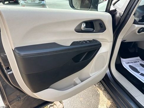 Used 2023 Chrysler Pacifica Touring-L FWD image 14