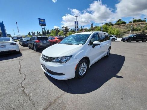 Used 2022 Chrysler Voyager LX FWD image 4