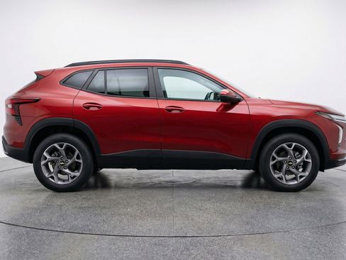 Used 2025 Chevrolet Trax LT image 11