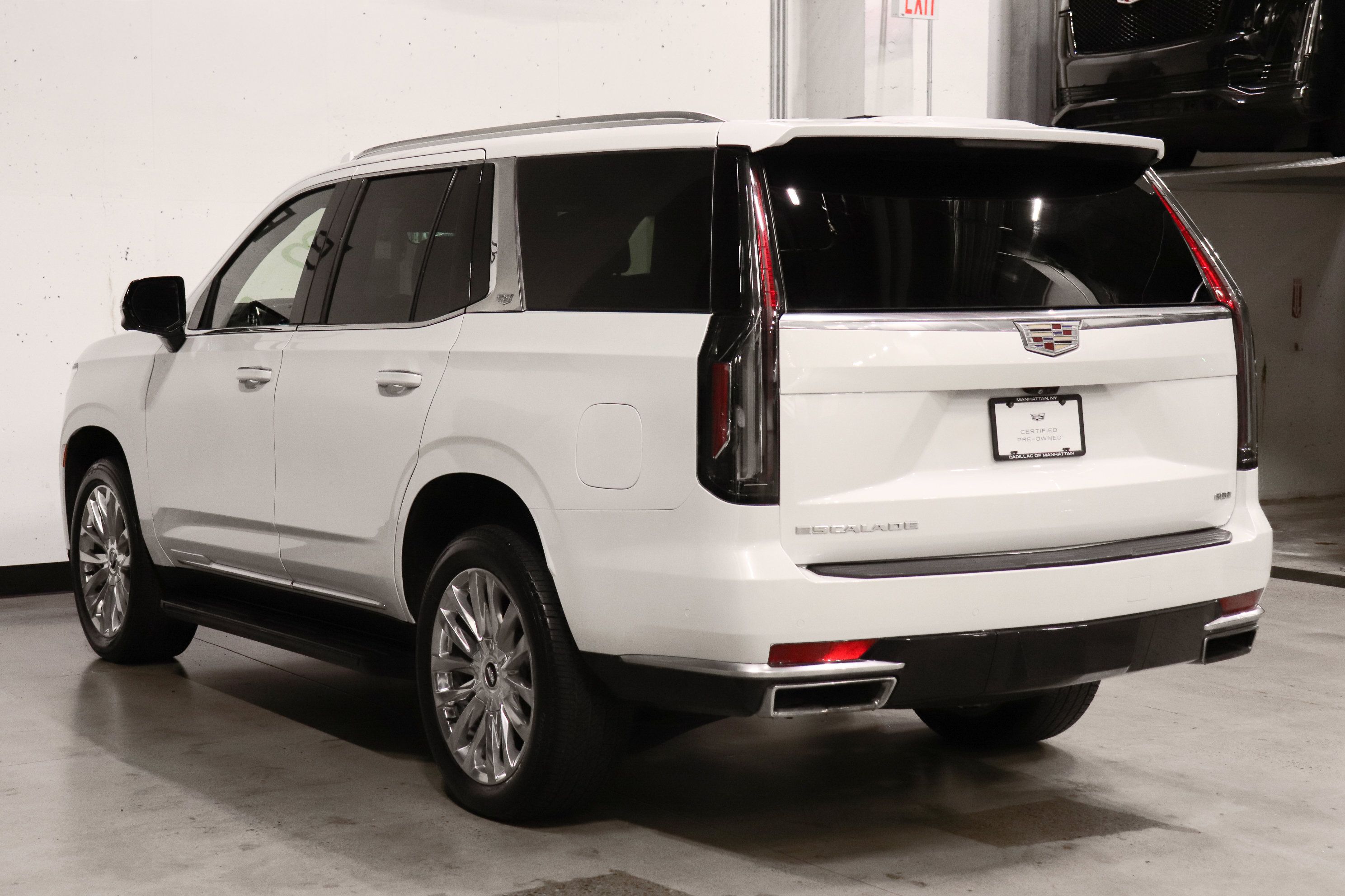 Used 2023 Cadillac Escalade Premium Luxury w/ LPO, Floor Liner Package AWD/4WD image 3