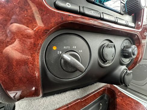 Used 2008 GMC Envoy Denali w/ Sun And 6-Disc Cd Package AWD/4WD image 16