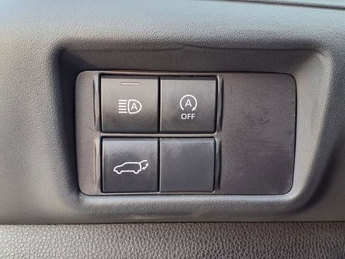 Used 2024 Toyota Highlander LE FWD image 5