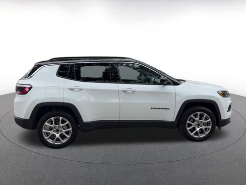 Used 2025 Jeep Compass Limited image 16