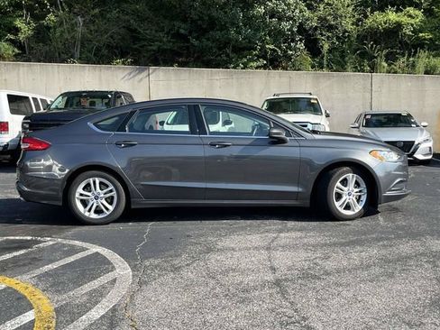 Used 2018 Ford Fusion SE w/ Fusion SE Technology Package FWD image 2
