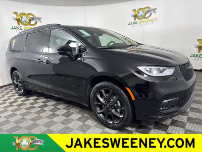 New 2026 Chrysler Pacifica Select