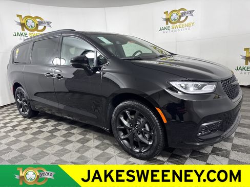 New 2026 Chrysler Pacifica Select image 1