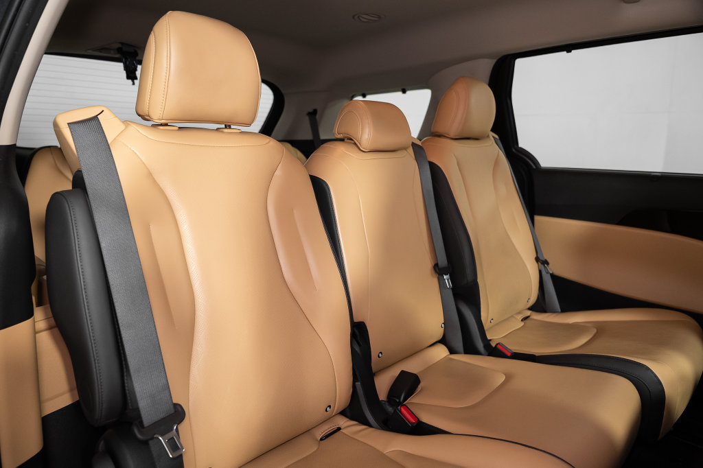 Used 2024 Kia Carnival EX FWD image 22
