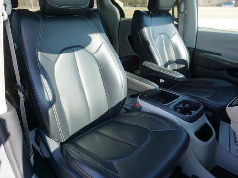 Used 2023 Chrysler Pacifica Touring-L image 25