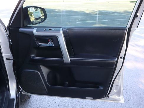 Used 2016 Toyota 4Runner SR5 AWD/4WD image 25