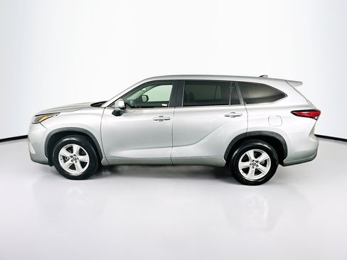 Used 2023 Toyota Highlander L FWD image 4