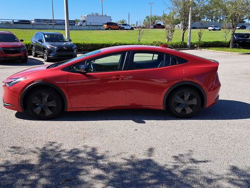 Used 2025 Toyota Prius LE image 8